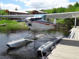 Cessna 180-185 sur flotte sur la rivière St-Maurice.jpg